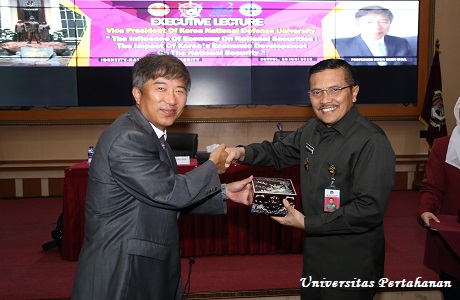 Professor Kwon Heon chul dari Universitas Pertahanan Nasional Korea Selatan (KNDU) berikan Kuliah Umum di depan Mahasiswa Unhan