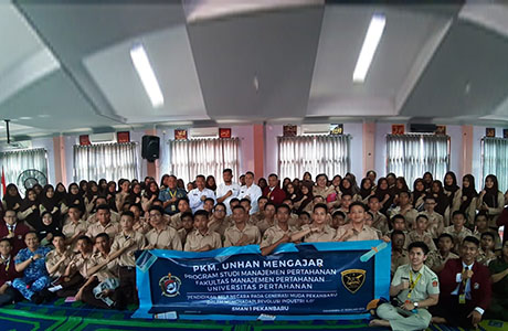 Mahasiswa Prodi Manajemen Pertahanan Melaksanakan kegiatan Unhan Mengajar di SMA Negeri 1 Pekanbaru