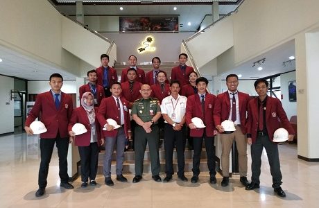 Prodi Teknologi Persenjataan Laksanakan Kunjungan ke Lembaga Farmasi TNI AU (Lafiau) Roostyan Effendie dan PT. Pindad