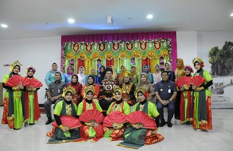 Unhan semarakan pertemuan Rutin DWP Kemhan melalui Tari Soronde