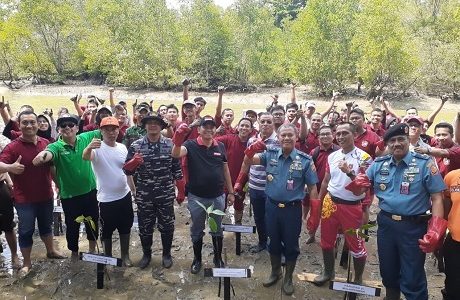 Mahasiswa Fakultas Keamanan Nasional (FKN) Unhan Pengabdian Kepada Masyarakat di Pantai Lamaru, Balikpapan