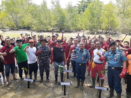 Mahasiswa Fakultas Keamanan Nasional (FKN) Unhan Pengabdian Kepada Masyarakat di Pantai Lamaru, Balikpapan