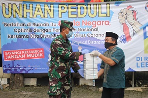 Rektor Unhan Berikan Bantuan Makanan Siap Saji Untuk Berbuka Puasa Bagi Masyarakat Terdampak Pandemi Covid-19