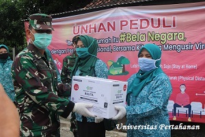 Rektor Unhan Berikan Bantuan Makanan Bagi Balita di Posyandu Kelurahan Tangkil