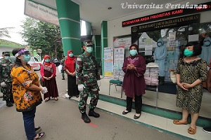 Unhan Peduli : Rektor Unhan beserta Ibu Amarulla Octavian Serahkan APD di RSUD Kemayoran dan Berikan Makanan Siap Saji untuk Berbuka di Kelurahan Cipinang Besar Utara