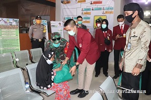 Peduli Covid-19, Rektor Unhan bagikan Sembako pada Masyarakat Citeureup Bogor