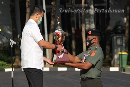 Rektor Unhan Berikan Penghargaan Atas Capaian Akreditasi “Unggul” Tiga Prodi FSP Unhan dan Juara Umum POR Kemmhan