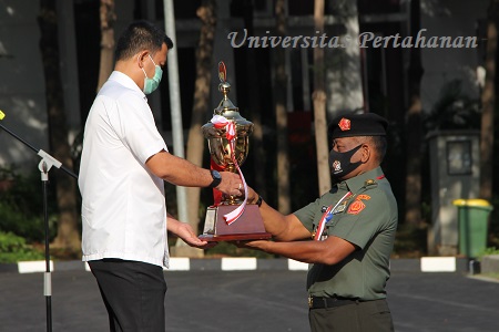 Rektor Unhan Berikan Penghargaan Atas Capaian Akreditasi “Unggul” Tiga Prodi FSP Unhan dan Juara Umum POR Kemmhan