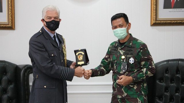 Rektor Unhan Menerima Atase Pertahanan Inggris