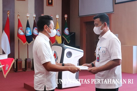 Penyerahan Sertifikat dari Persatuan Insinyur Indonesia (PII) kepada Rektor, Pejabat Eselon I dan Dosen Unhan