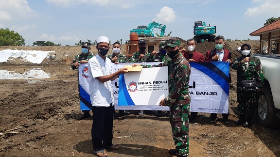 Mahasiswa S2 Unhan RI Bhakti Sosial dalam Program Unhan RI Peduli untuk Korban Bencana Banjir di Kabupaten Bekasi