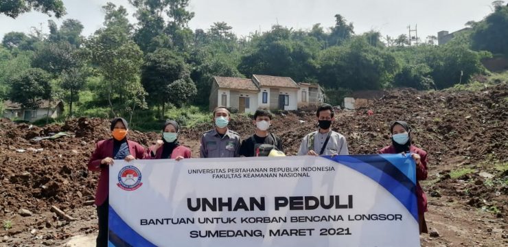 Mahasiswa S2 Unhan RI Bakti Sosial Beri Bantuan Korban Longsor di Sumedang-Jabar dalam Aksi Unhan Peduli