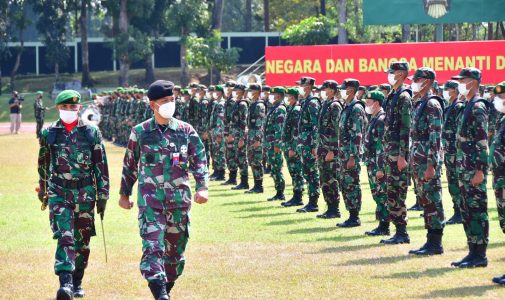 Rektor Unhan RI Tutup Kegiatan Pendidikan Dasar Militer Chandradimuka Kadet Mahasiswa S1 Unhan RI Cohort 2 di Akmil Magelang
