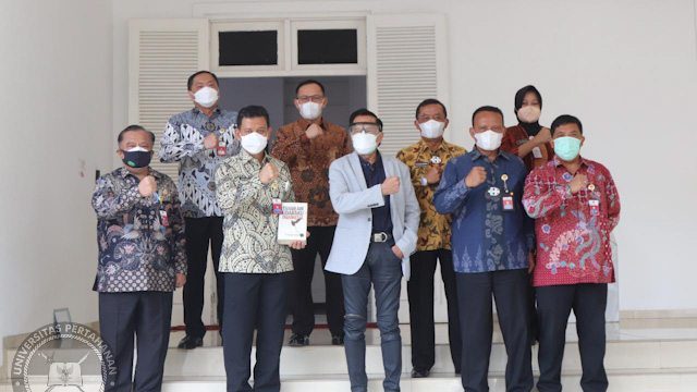 Unhan RI terima Buku “Tanah Air dan Udaraku Indonesia” dari Marsekal TNI (Purn) Chappy Hakim 