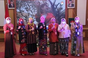 Dharma Wanita Persatuan Unhan RI Mengikuti Acara Lomba Desain Kebaya dan Kreatifitas Nasi Campur