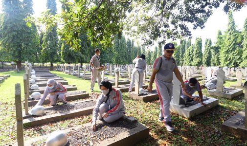 Rektor Unhan RI Beserta Civitas Akademika Unhan RI Melaksanakan Kerja Bakti Kepahlawanan di Taman Makam Pahlawan Nasional Utama Kalibata