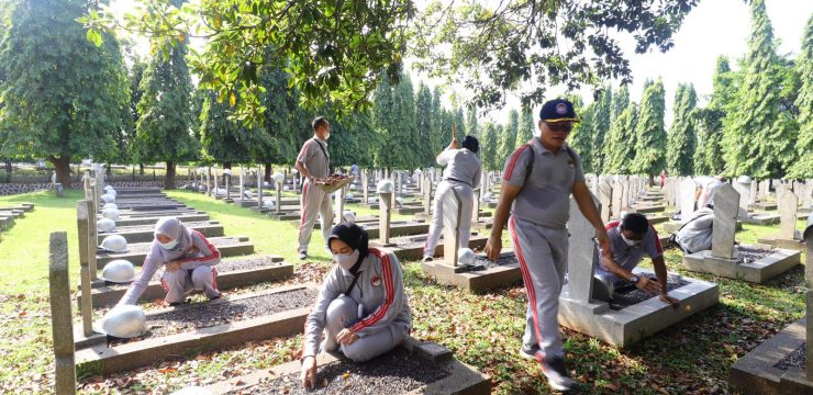 Rektor Unhan RI Beserta Civitas Akademika Unhan RI Melaksanakan Kerja Bakti Kepahlawanan di Taman Makam Pahlawan Nasional Utama Kalibata