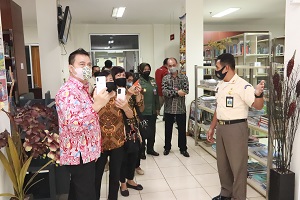 Unhan RI Menerima Kunjungan Kerja dan Studi Banding Perpustakaan Universitas SAM Ratulangi