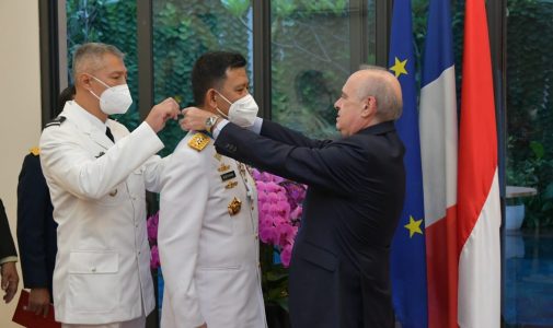 Rektor Unhan RI Menerima Tanda Kehormatan Pemerintah Prancis Commander dans l’Ordre National du Merite