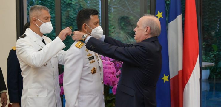 Rektor Unhan RI Menerima Tanda Kehormatan Pemerintah Prancis Commander dans l’Ordre National du Merite