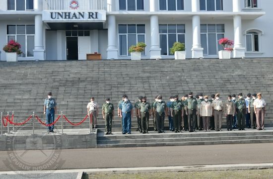 Rektor Unhan RI Sampaikan Pentingnya Mencermati Perkembangan Lingkungan Global pada Apel Besar Unhan RI.