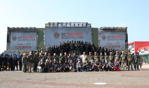 Kadet Mahasiswa S1 Unhan RI Hadirkan Inovasi Multirole Weaponized Drone Pada Penutupan Indo Defense 2022.