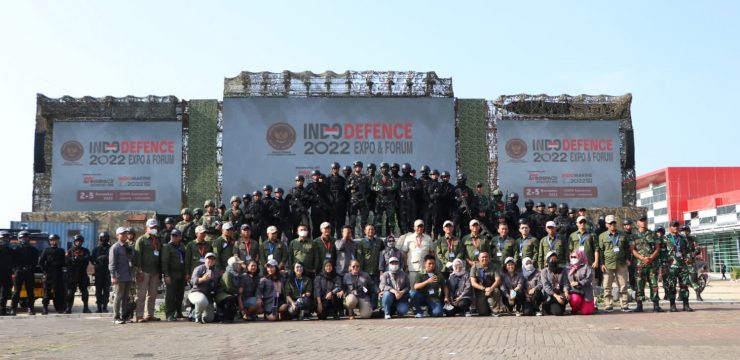 Kadet Mahasiswa S1 Unhan RI Hadirkan Inovasi Multirole Weaponized Drone Pada Penutupan Indo Defense 2022.