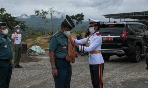 Rektor Universitas Pertahanan RI di sambut Pengalungan Tais saat Kunjungan ke Fakultas Logistik Militer Unhan RI Belu, NTT.
