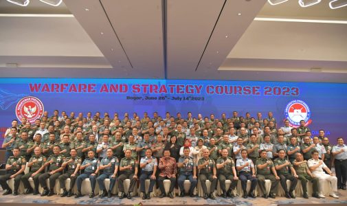 Menteri Pertahanan RI Prabowo Subianto Diwakili Wakil Menteri Pertahanan RI Menutup Kursus Warfare and Strategy Course (WSC) Ke-3 TA. 2023.