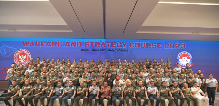 Menteri Pertahanan RI Prabowo Subianto Diwakili Wakil Menteri Pertahanan RI Menutup Kursus Warfare and Strategy Course (WSC) Ke-3 TA. 2023.