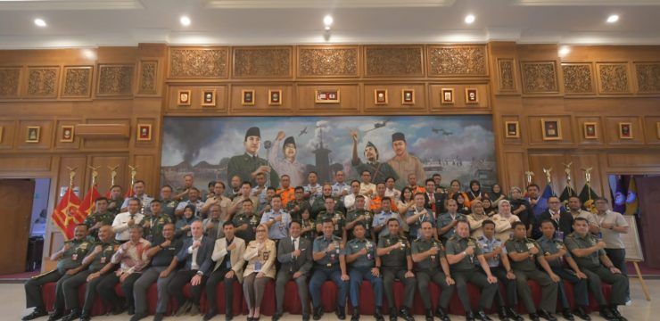 Rektor Unhan RI, Laksamana Madya TNI Prof. Dr. Ir. Amarulla Octavian, M.Sc., DESD., ASEAN Eng., Membuka Kegiatan Training The 2nd WHO-RIDU Emergency Medical Teams.