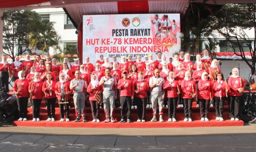 Rektor Unhan RI beserta Civitas akademika Unhan RI Menghadiri Pesta Rakyat Peringatan HUT ke-78 Kemerdekaan RI di Lingkungan Kemhan RI.