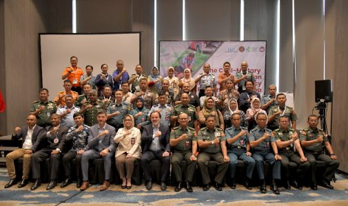 Rektor Unhan RI bersama Network Leader WHO Emergency Preparedness, WHO HQ dan Ketua MULTHEOR Indonesia menutup kegiatan Civil-Military Collaboration in Health Emergency Response Workshop.