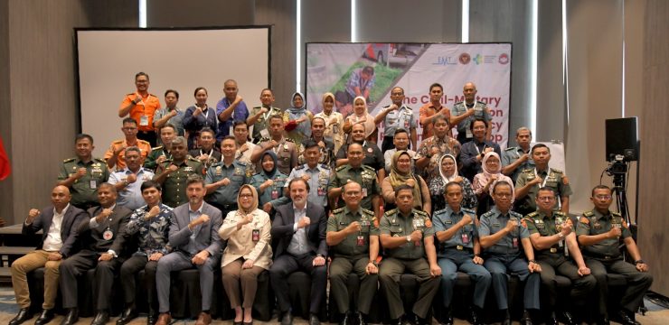 Rektor Unhan RI bersama Network Leader WHO Emergency Preparedness, WHO HQ dan Ketua MULTHEOR Indonesia menutup kegiatan Civil-Military Collaboration in Health Emergency Response Workshop.