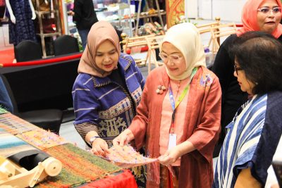 Ketua Dharma Wanita Persatuan Unhan RI Mendampingi Ibu Wakil Menteri Pertahanan RI Meninjau Pameran Kerajinan Nusantara Kriyanusa 2023.