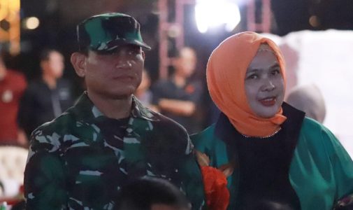 Rektor Unhan RI didampingi Ketua Darma Wanita Persatuan Unhan RI Menghadiri Panggung Gembira HUT TNI Ke-78.