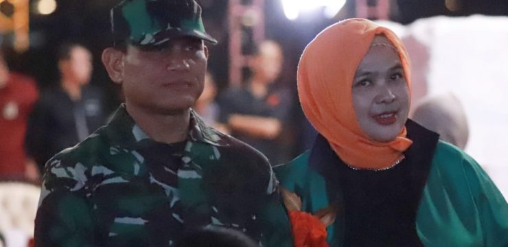 Rektor Unhan RI didampingi Ketua Darma Wanita Persatuan Unhan RI Menghadiri Panggung Gembira HUT TNI Ke-78.
