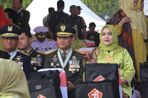 Rektor Unhan RI Hadiri Upacara HUT TNI Ke-78 di Monas.
