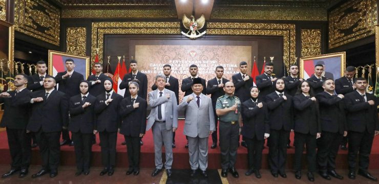 Menteri Pertahanan RI Prabowo Subianto Didampingi Rektor Unhan RI dan Duta Besar Palestina Menerima 22 Orang Calon Kadet Mahasiswa Unhan RI dari Palestina.