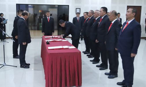 Rektor Unhan RI Memimpin Upacara Pengangkatan Sumpah, Pelantikan dan Serah Terima Jabatan (Sertijab) Pejabat Eselon I dan II di Lingkungan Unhan RI.