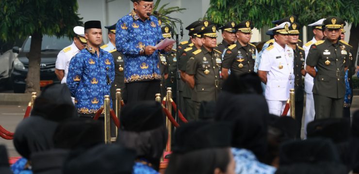 Rektor Unhan RI dan Perwakilan Pegawai Negeri Sipil Unhan RI Mengikuti Upacara Peringatan HUT Korpri Ke-52 Tahun 2023 di Kemhan RI.