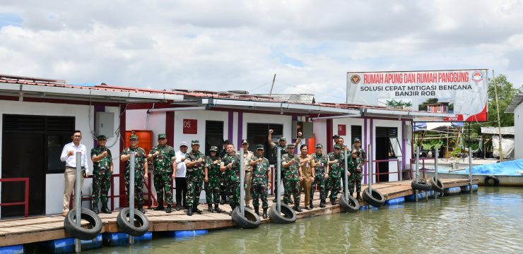 Penyerahan bantuan rumah murah dalam bentuk Rumah Apung dan Rumah Panggung Serta Fasilitas Umum kepada Warga RT. 006/007 RW 022 Kelurahan Pluit, Kecamatan Penjaringan, Jakarta Utara sebagai Wilayah Binaan Unhan RI.