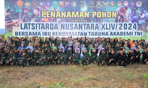 Rektor Universitas Pertahanan Republik Indonesia (Unhan RI) diwakili oleh Laksamana Muda TNI Dr. Wahyu Mujiono, S.H., M.H., bersama Ibu Reni Indarti, Menghadiri Kegiatan Penanaman Pohon Ketua Umum Dharma Pertiwi, Ny. Evi Agus Subiyanto dikawasan Ibu Kota Nusantara (IKN)