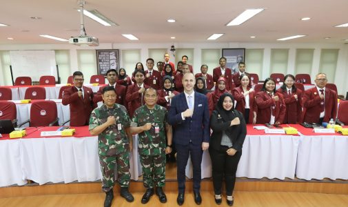 Mahasiswa Pascasarjana Program Magister Eksekutif Strategi Perang Semesta Unhan RI Ikuti Kuliah dari Dr. Zeno Leoni, Pakar King’s College London Bahas tentang Evolusi Grand Strategy AS dan AUKUS dalam Konteks Strategi Perang Semesta. 