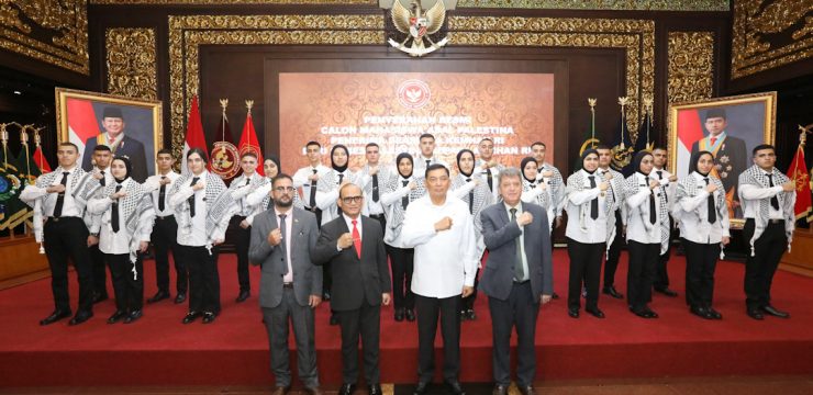 Menteri Pertahanan RI Letnan Jenderal TNI (Purn.) Dr. Sjafrie Sjamsoeddin, M.B.A., Didampingi Rektor Unhan RI dan Duta Besar Palestina Menerima Kedatangan 22 Orang Calon Kadet Mahasiswa Program Beasiswa Internasional Unhan RI dari Palestina Gelombang Ke-II.