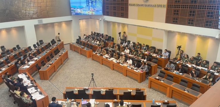 Rektor Unhan RI Mendampingi Menteri Pertahanan RI pada Rapat Kerja Komisi I DPR dengan Menteri Hukum, Menteri Keuangan, Menteri Pertahanan dan Menteri Sekertaris Negara RI