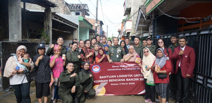 Senat Mahasiswa Unhan RI dan LP2M Salurkan Bantuan untuk Korban Banjir di Jatirasa Bekasi
