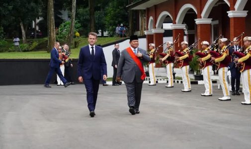 Kadet Mahasiswa Unhan RI Menyaksikan Penganugerahan Grand croix de la Légion d’Honneur oleh Presiden Prancis Emmanuel Macron kepada Presiden RI Jenderal TNI (Purn.) Prabowo Subianto.