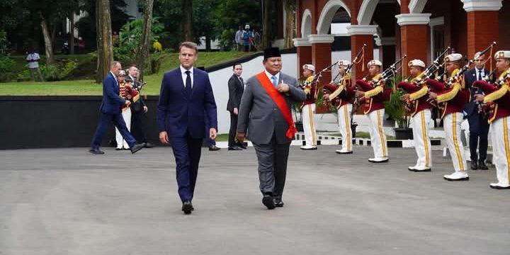 Kadet Mahasiswa Unhan RI Menyaksikan Penganugerahan Grand croix de la Légion d’Honneur oleh Presiden Prancis Emmanuel Macron kepada Presiden RI Jenderal TNI (Purn.) Prabowo Subianto.