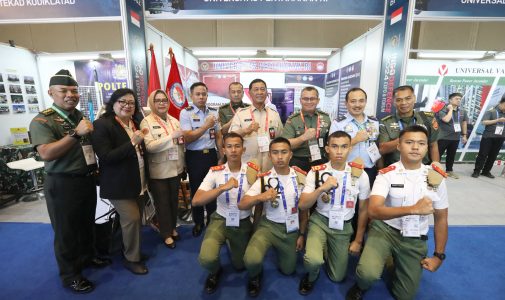 Rektor Unhan RI Kunjungi Booth Universitas Pertahanan pada Indo Defence 2025.